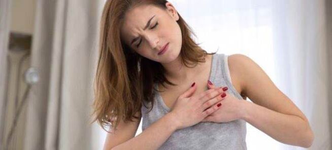 Krūtinės ląstos stuburo osteochondrozė gali pasireikšti skausmu širdies srityje